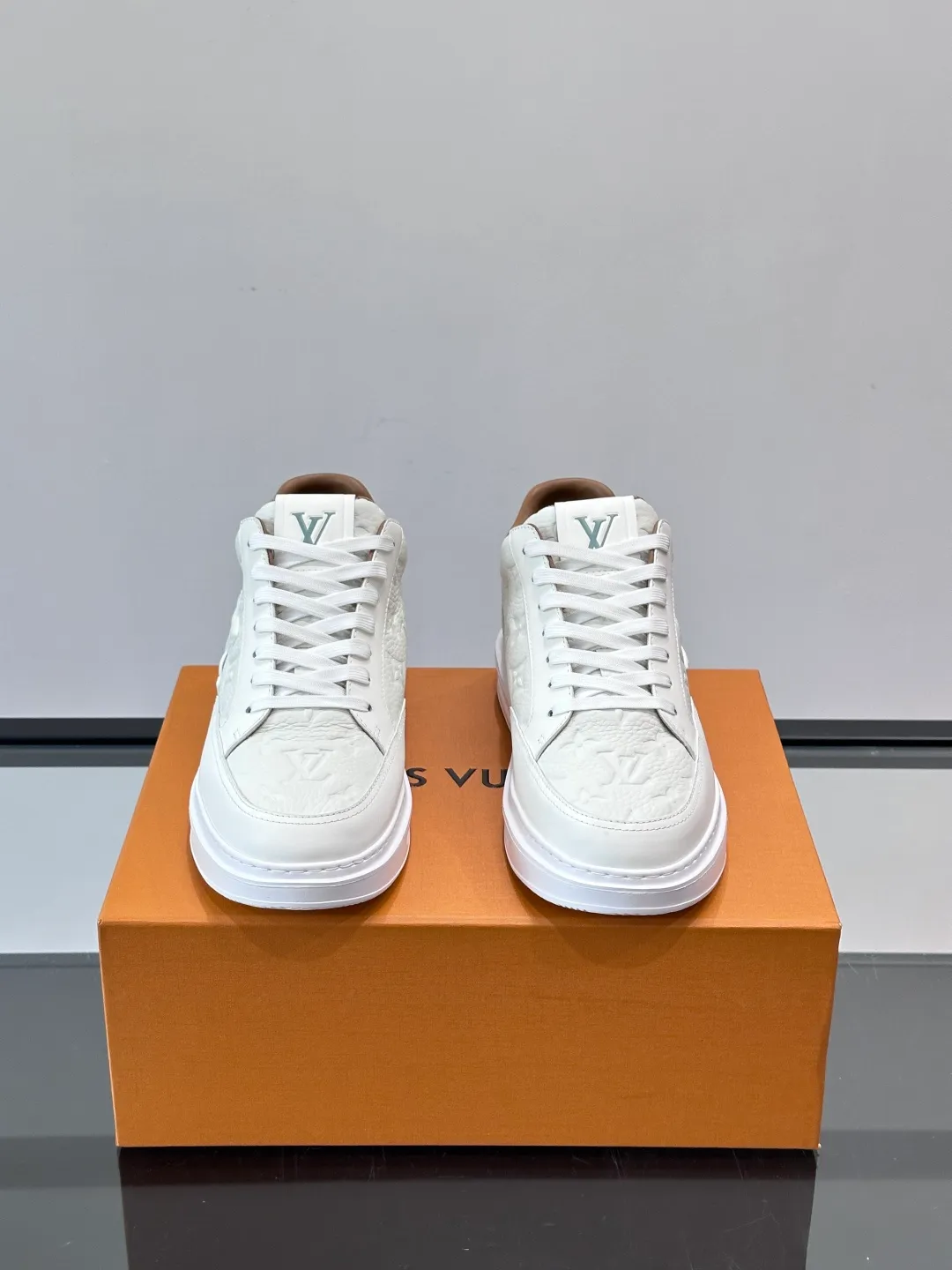 Men's shoes 💰p400 "＊OUIS ＊UITTO＊" Men's sports shoes, grained cow leather are low-key and recognizable. The rubber sole is thick and lightweight, the padded insole + technical lining make it super comfortable to wear! The main color with brown details is versatile and fashionable, and can be worn for daily leisure or business ~ LV embossing on the side of the shoe + brand logo on the sole, perfect details! size: 38-44 (45 customized)